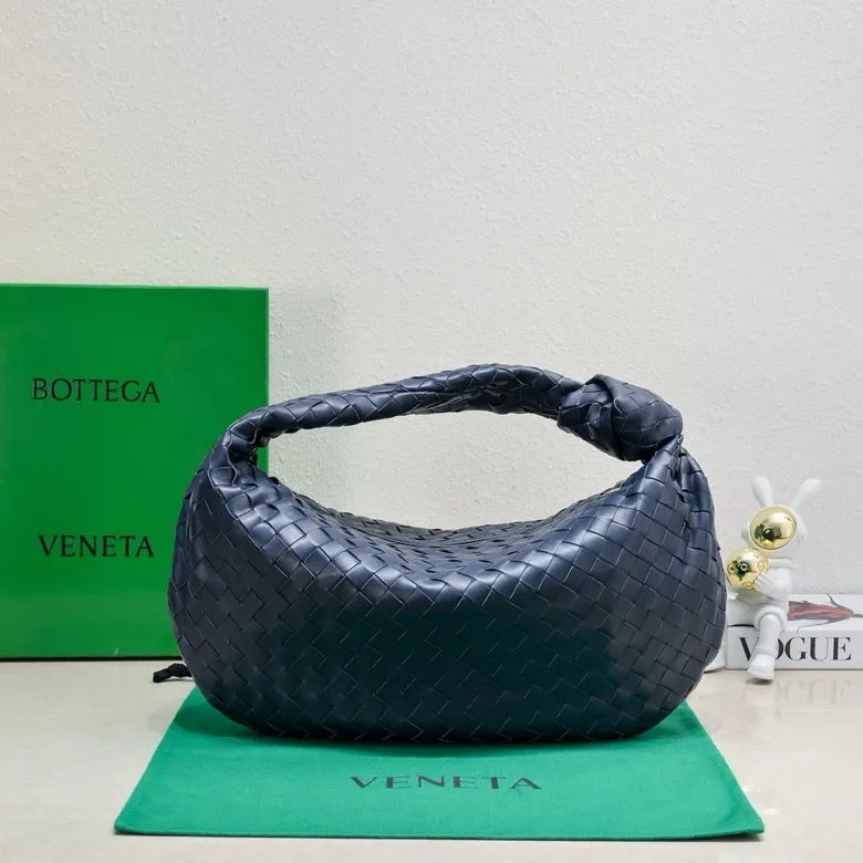 Batch 1860 large Jodie handbag, new arrival in early spring#, cool style, retro style, full of vitality, free and easy, distinctive personality brings multi-layered charm to daily wardrobe~ 🔝The soft and flowing fabric conveys a soft touch# A relaxed and comfortable feeling is newly interpreted in the silhouette· Croissant woven sheepskin Size: width 40 height 48 thickness 16 [6698#]